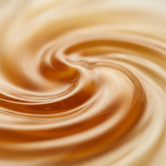Liquide doré en mouvement, texture soyeuse