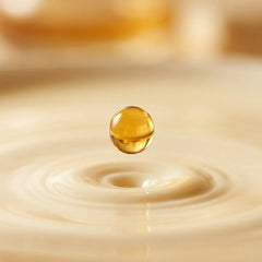 Goutte d'huile dorée en suspension